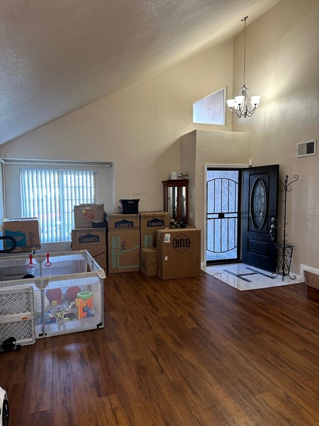 Building Photo - Move in Ready 3bed/3bath, beautiful backyard