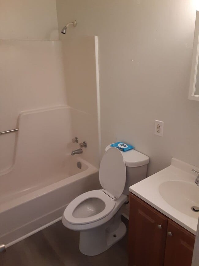 Building Photo - 8851 Plymouth St