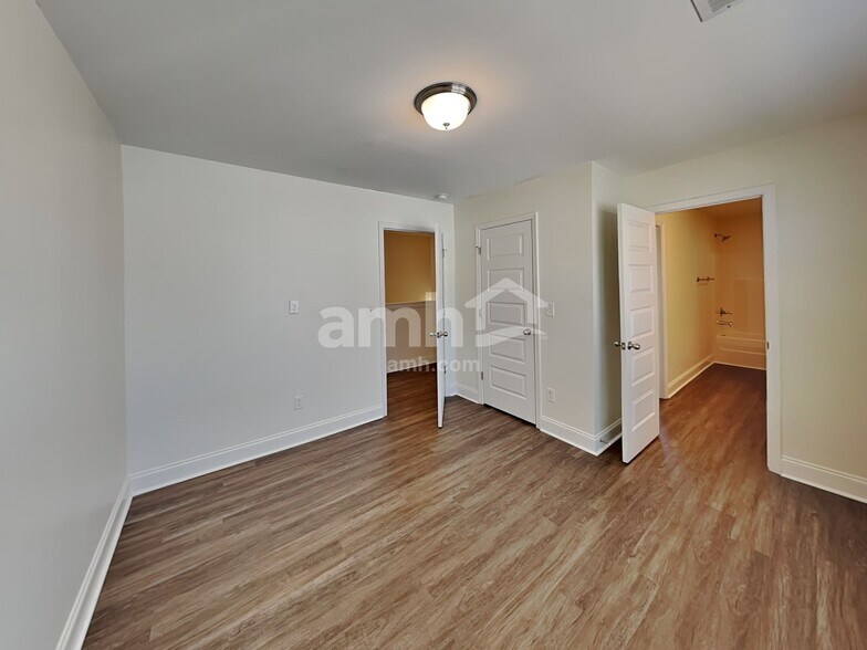 Building Photo - 5516 Central Grove Sq