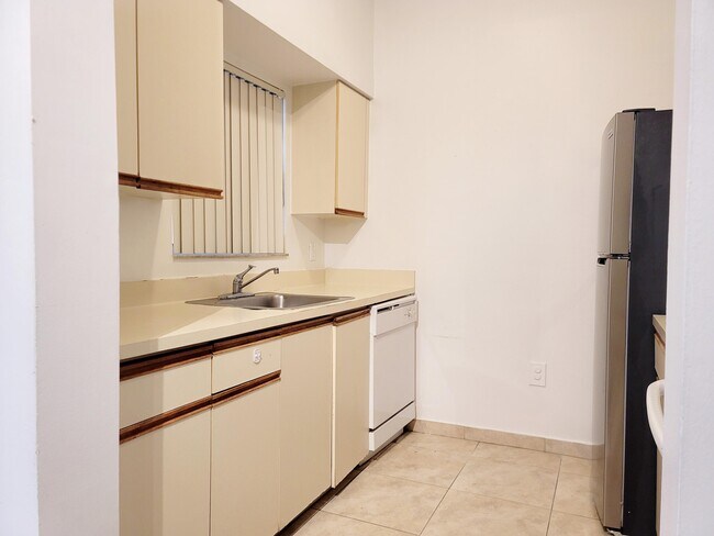Building Photo - 611 Cypress Lake Blvd