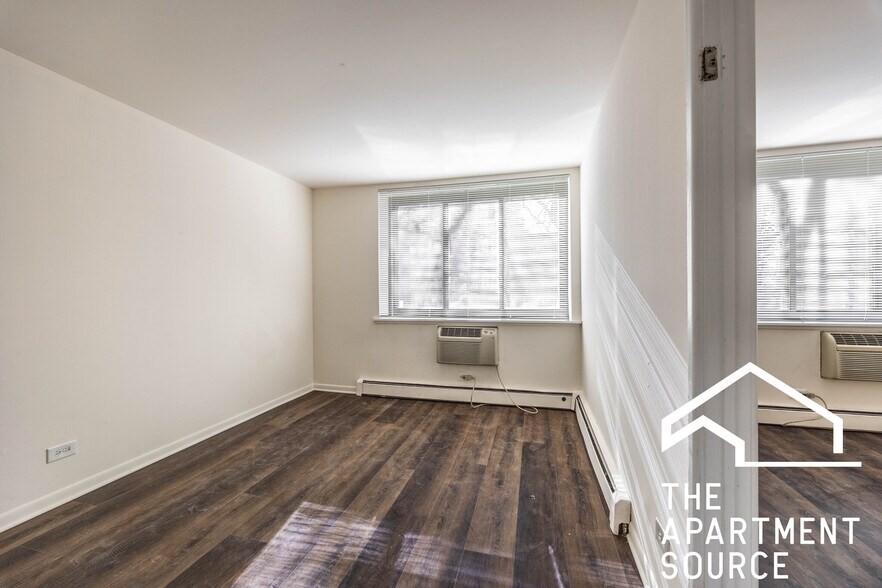 Building Photo - 540 W Roscoe St