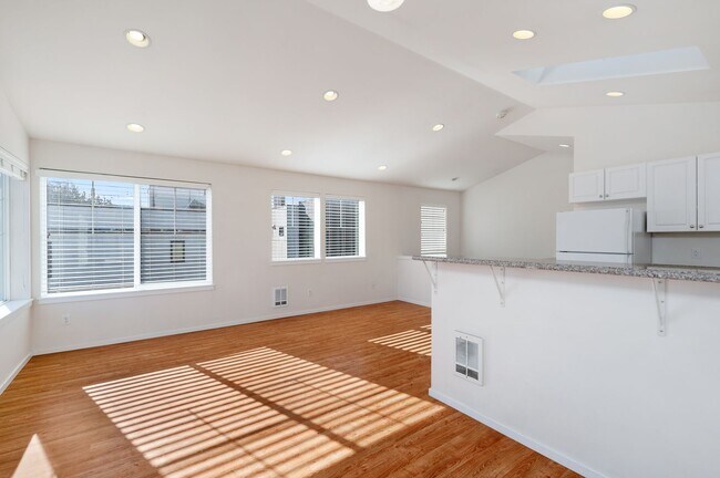 Building Photo - 1213 6th Ave N