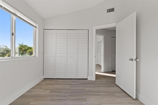 Building Photo - 6255 SW Kendale Lakes Cir