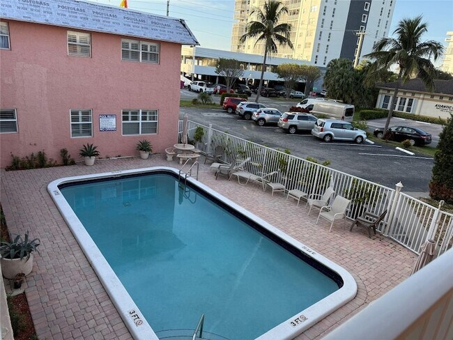 Building Photo - 1450 N Riverside Dr