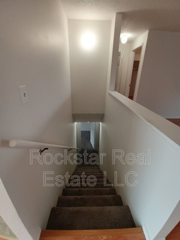 Building Photo - 704 E Bridgeport Ave