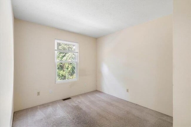 Building Photo - 4 Bed/2.5 Bath Townhome Near VT