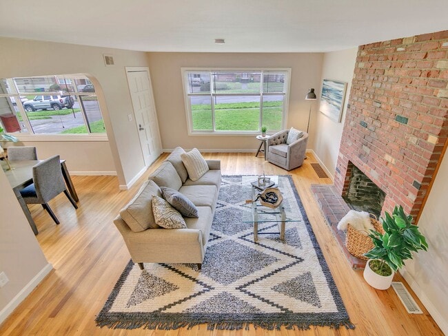 Building Photo - MID-CENTUTY MODERN 4 BEDROOM/2 BATH HOME-MUST SEE TO APPRECIATE!!