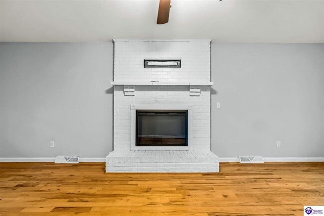 Building Photo - 215 Darrell Dr