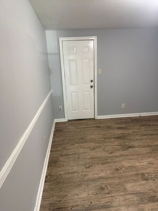 Building Photo - Spacious Two Bedroom Townhouse