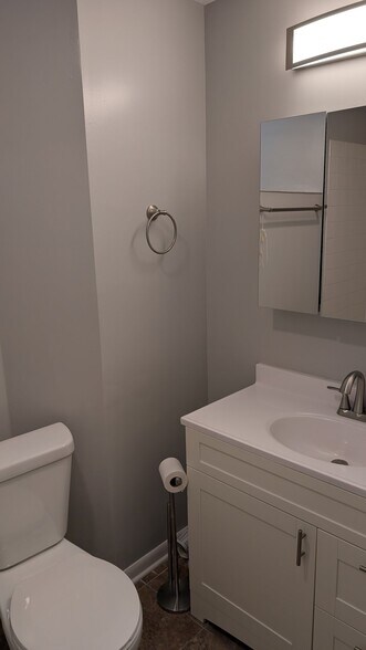 Building Photo - 429 E 45th Pl