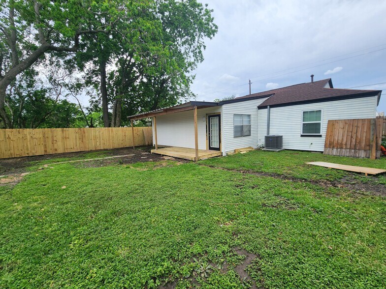 Building Photo - 418 E 1st St