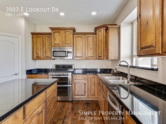 Building Photo - 3003 E Lookout Dr