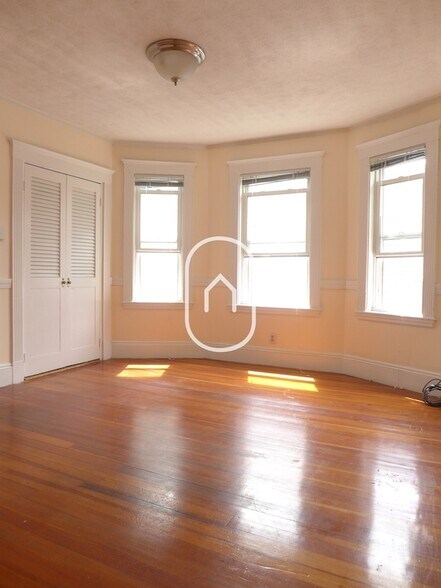 Building Photo - 52 Oak Square Ave