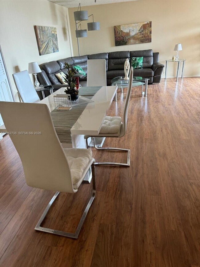 Building Photo - 800 Parkview Dr