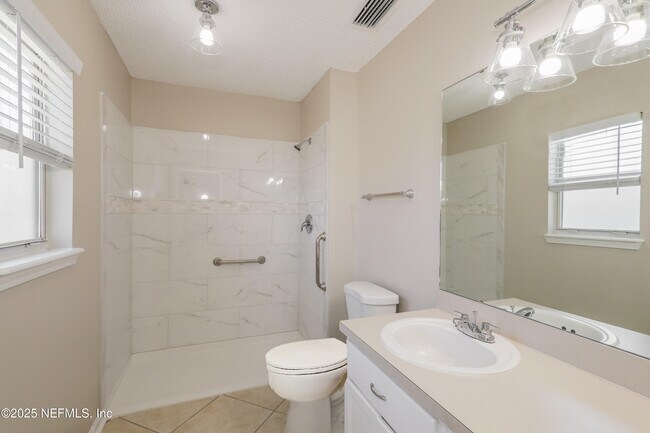 Building Photo - 3738 Woodbriar Dr