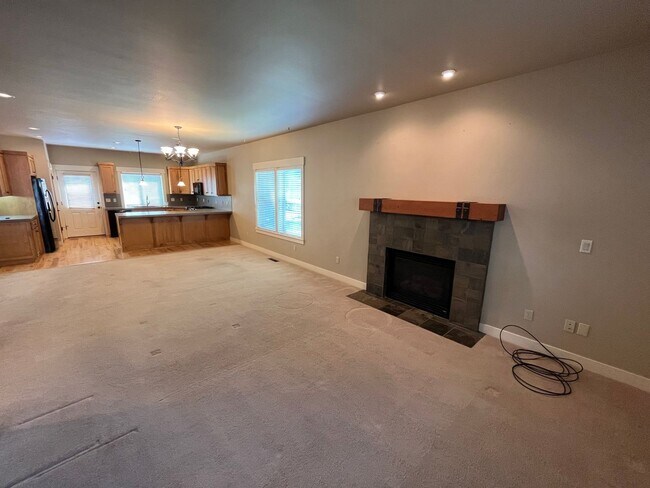 Building Photo - Landscape Maintenance Included! Spacious 3 Bed/2.5 Bath Home in SW Bend - Elder Ridge Street