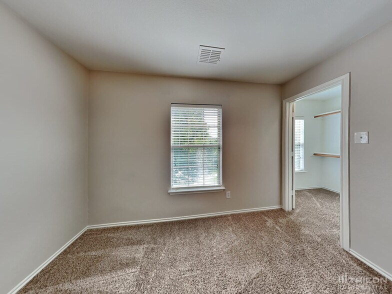 Building Photo - 320 Rowdy Dr