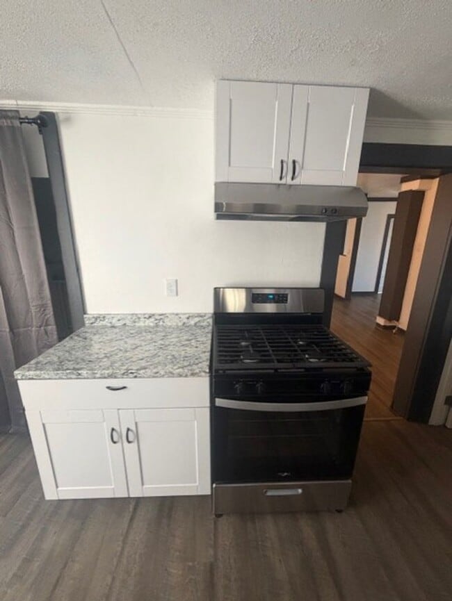 Building Photo - Beautifully Remodeled 3 Bedroom, 1 Bath Home – Move-In Ready!