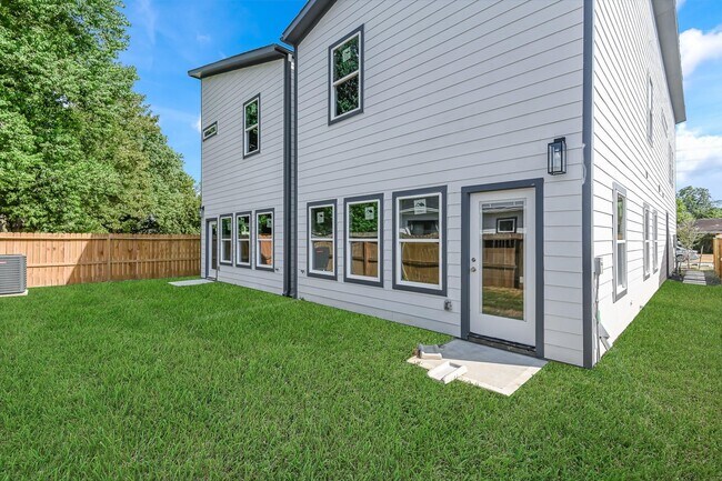 Building Photo - 3547 Dreyfus St