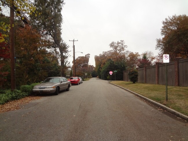 Building Photo - 1 bedroom duplex with washer and dryer