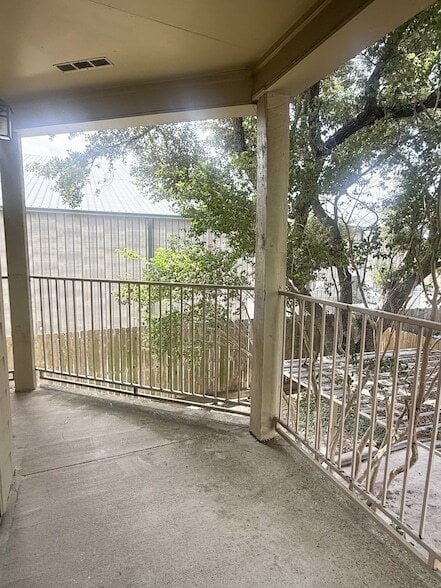 Building Photo - 11201 Lynbrook Dr