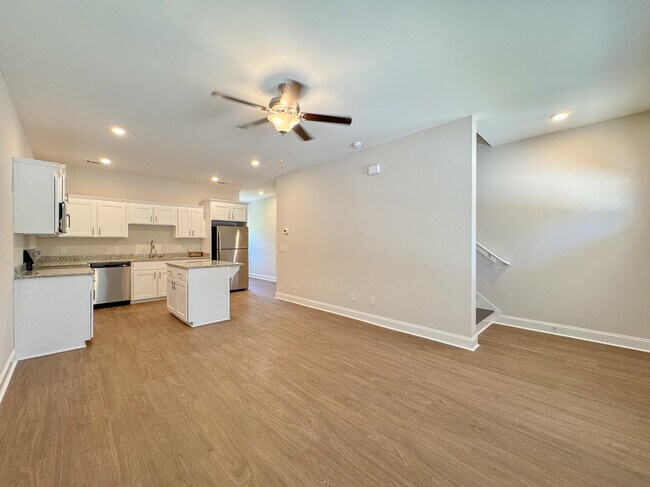 Building Photo - 102 Skye Dr