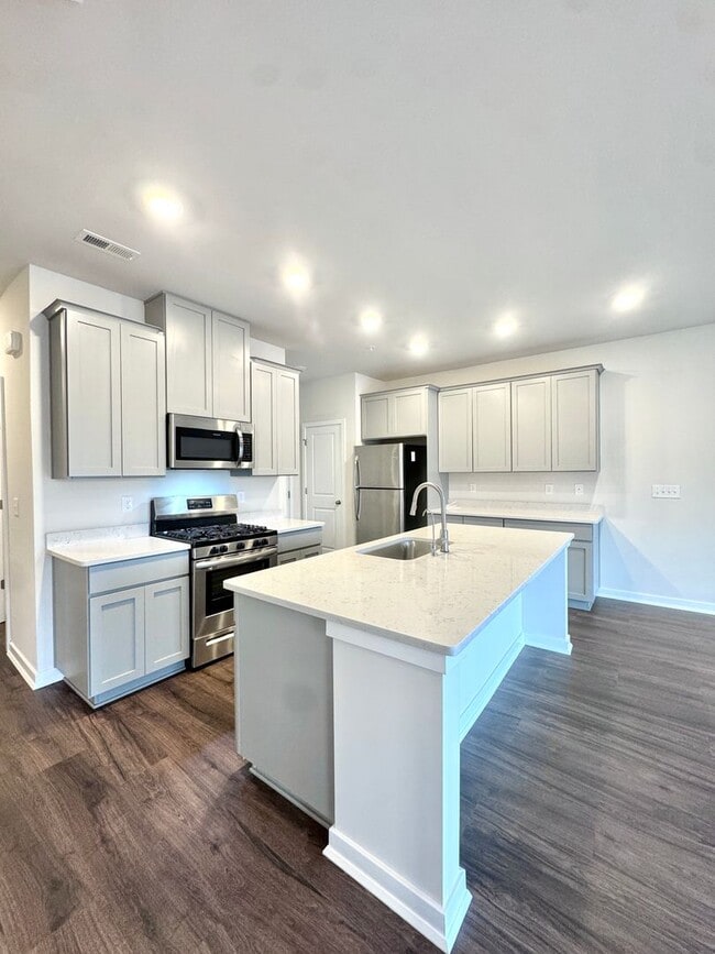 Building Photo - THREE BEDROOM/2.5 BATH TOWNHOME in Southern Lehigh School District