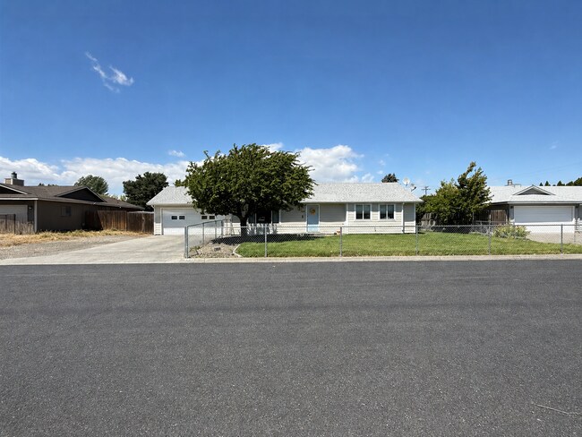 Building Photo - Spacious Kennewick Home with RV Parking & Incredible Outdoor Living!