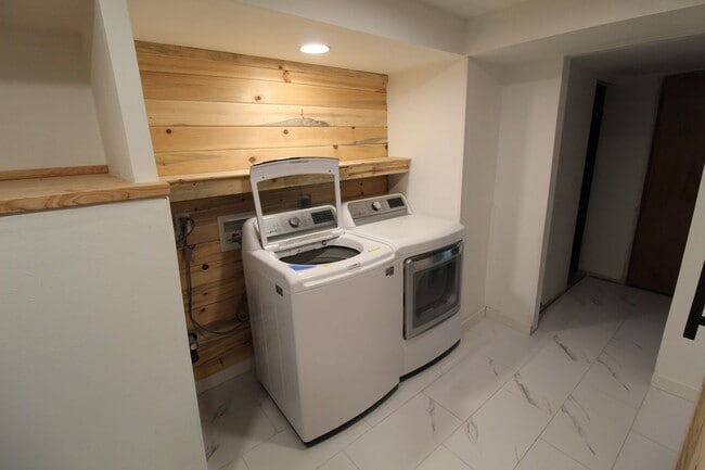 Building Photo - 129 W 39th Ave