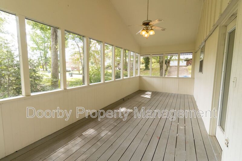 Building Photo - 805 Gloria Ln
