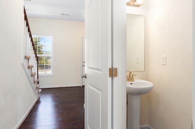 Building Photo - Spacious 4 Bedroom 2.5 Bath Home