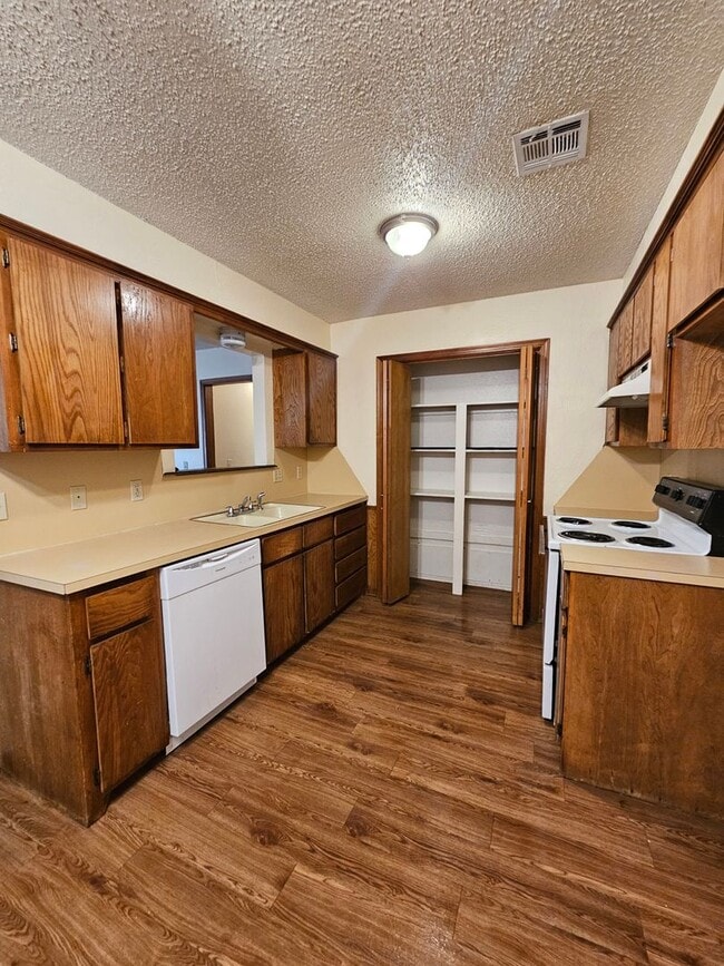 Building Photo - SE Norman! Easy Access to I35.
