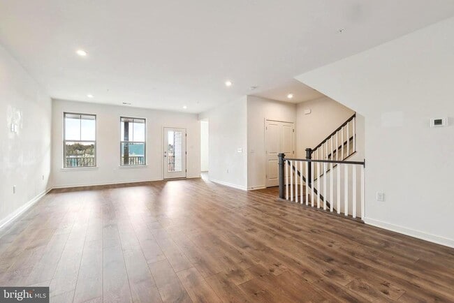 Building Photo - 46007 Woodpecker Sq