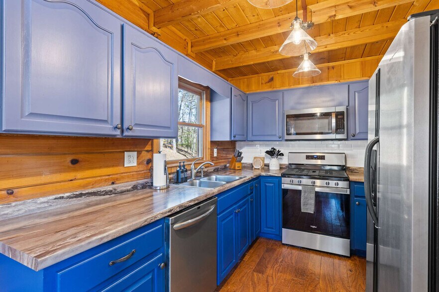 Building Photo - 367 Laurel Mountain Road