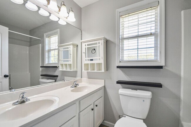 Building Photo - Dog Friendly Three Bedroom!