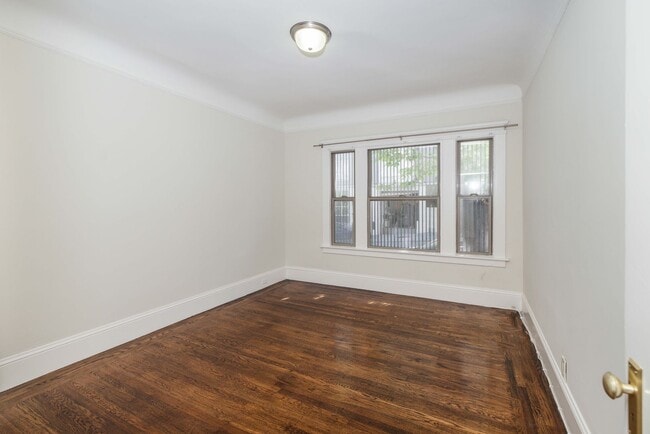 Building Photo - UPDATED PRICING! Parking! 2BR. Private Patio!  DISHWASHER! On-Site LAUNDRY! HARDWOOD!