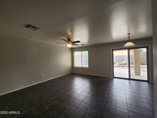 Building Photo - 13921 W Port Royale Ln