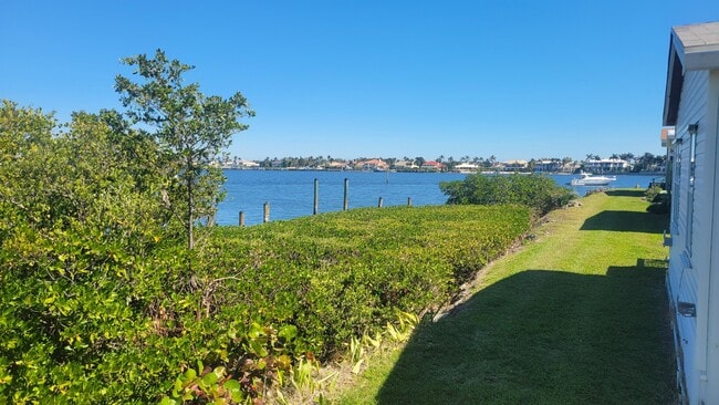 Building Photo - 13 Loafing St