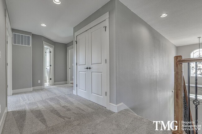 Building Photo - Large Pet Friendly 3 bed 2.5 bath home in ...