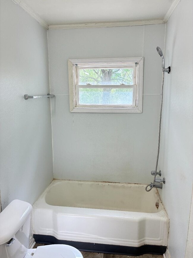 Building Photo - 717 Harper St E