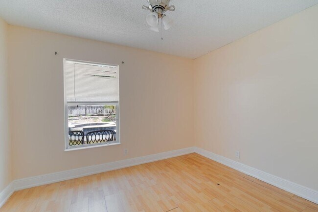 Building Photo - 14 Misty Meadow Dr