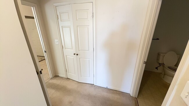 Building Photo - Sun-filled 2 Bed 2 Bath Condo With Sunroom...