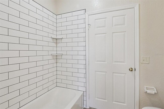 Building Photo - 18001 Richmond Pl Dr