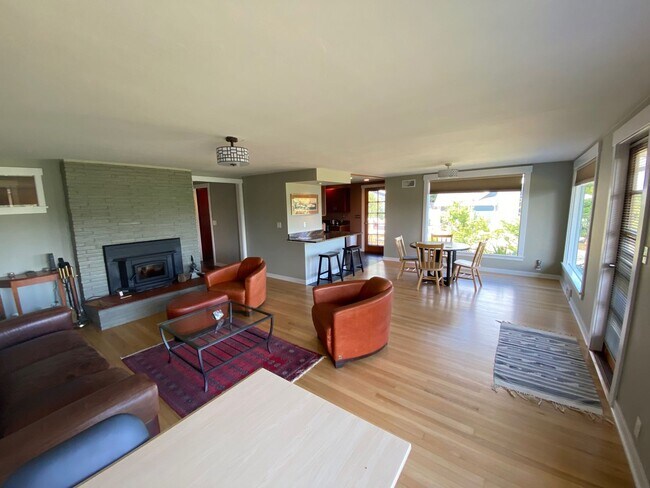 Building Photo - Term Rental in Town with Harbor View