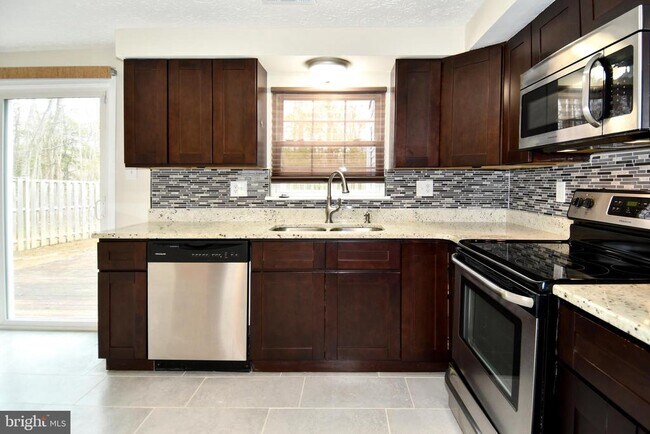 Building Photo - 1586 Pin Oak Dr