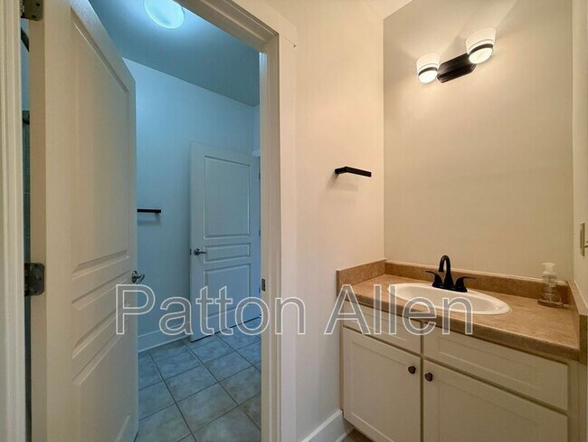 Building Photo - 9 Kenilworth Knl