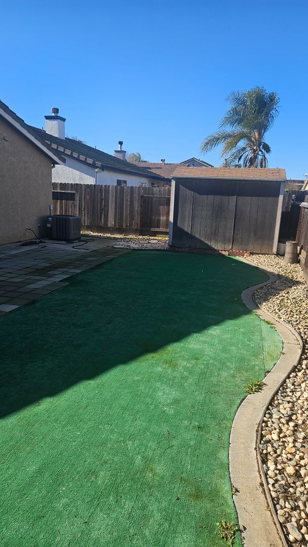 Building Photo - 4 Bedroom 2 bath Large home available Now!