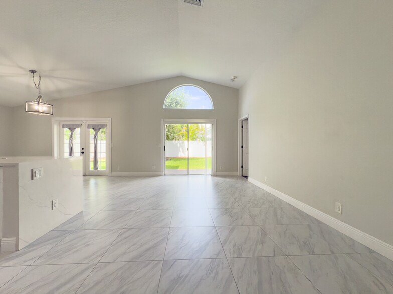 Building Photo - 12204 Sunset Point Cir