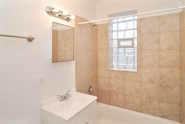 Building Photo - 3501 W Adams St Chicago, IL 60624