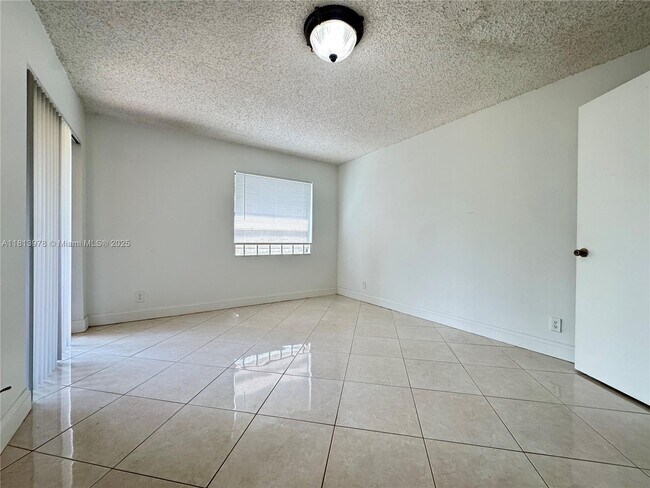 Building Photo - 9999 Summerbreeze Dr